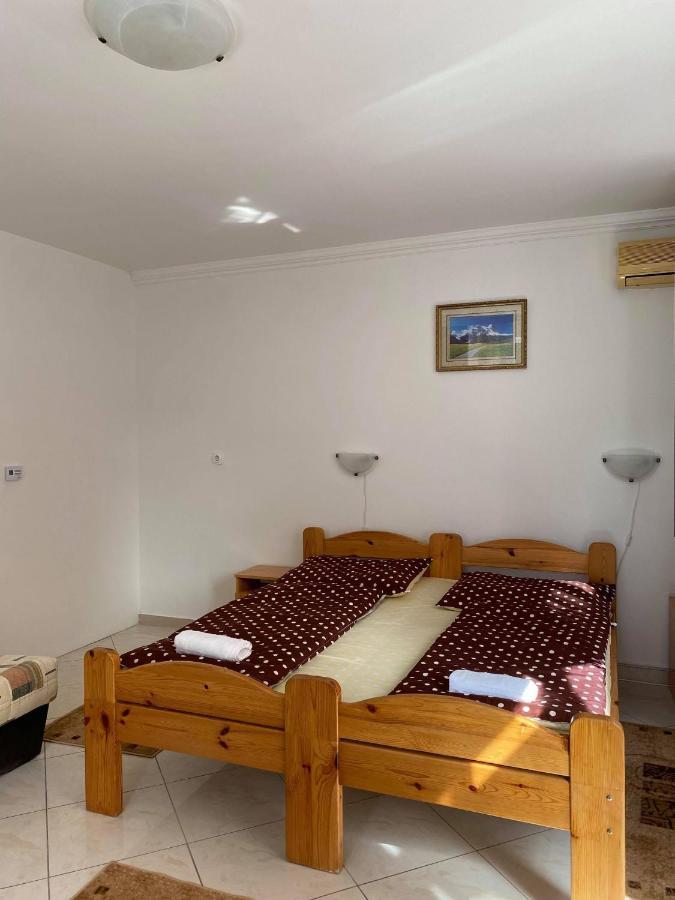 Birta Apartman Hajdúszoboszló Buitenkant foto